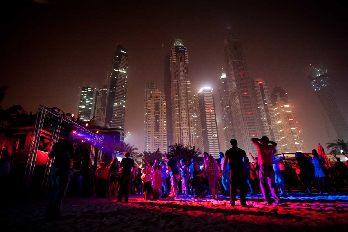 Dubai Nightlife Extravaganza: Eine 2-tägige Reise voller Partys, Beats und unvergesslicher Nächte mit Freunden